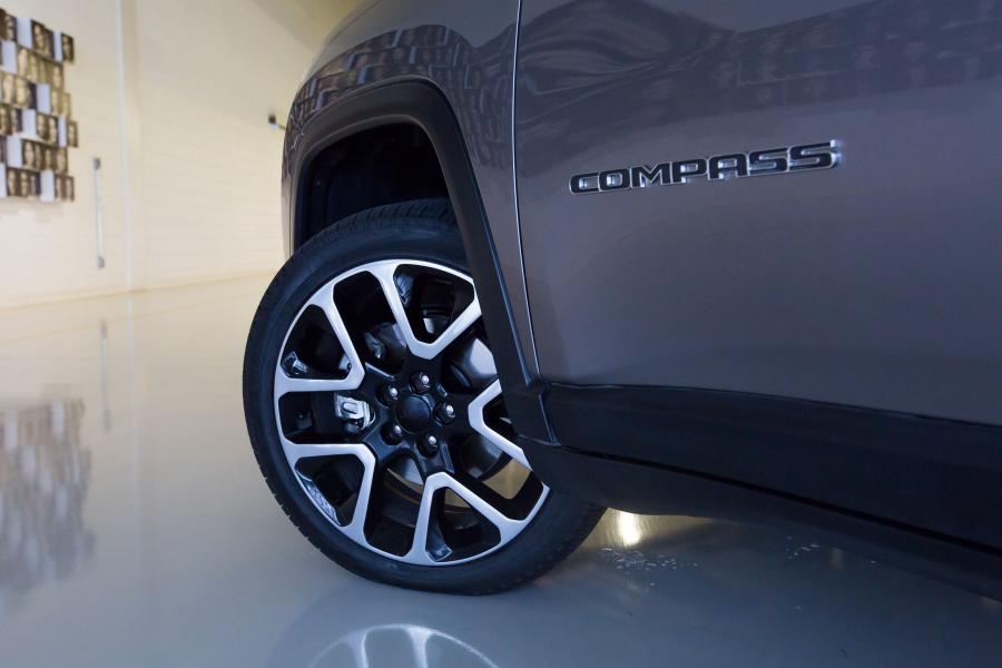 Детали экстерьера Jeep Compass Limited 4x4 2017 года  (LA) (фото 12 из 18)